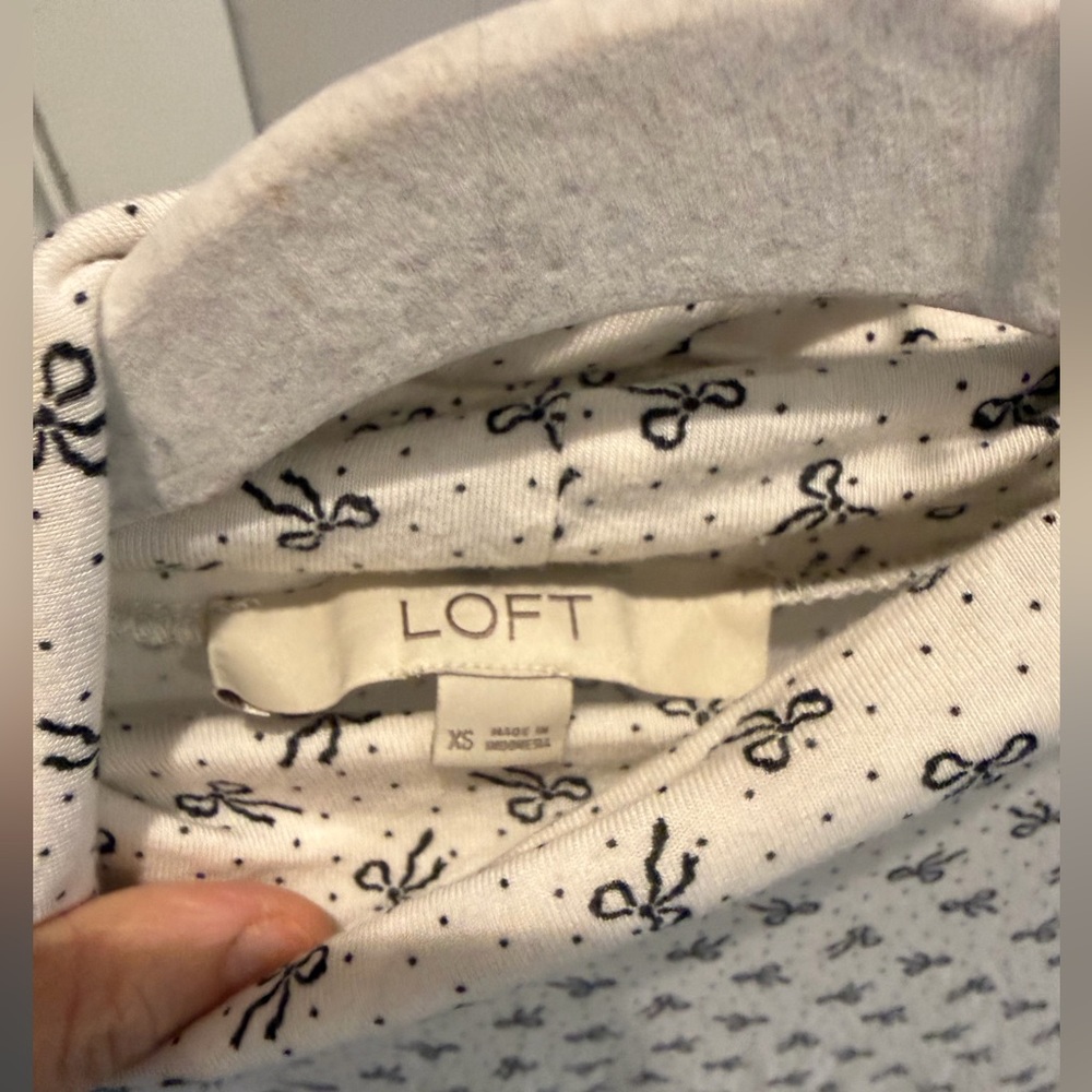 Gorgeous euc lightweight Loft turtleneck long sleeve - Picture 5 of 5
